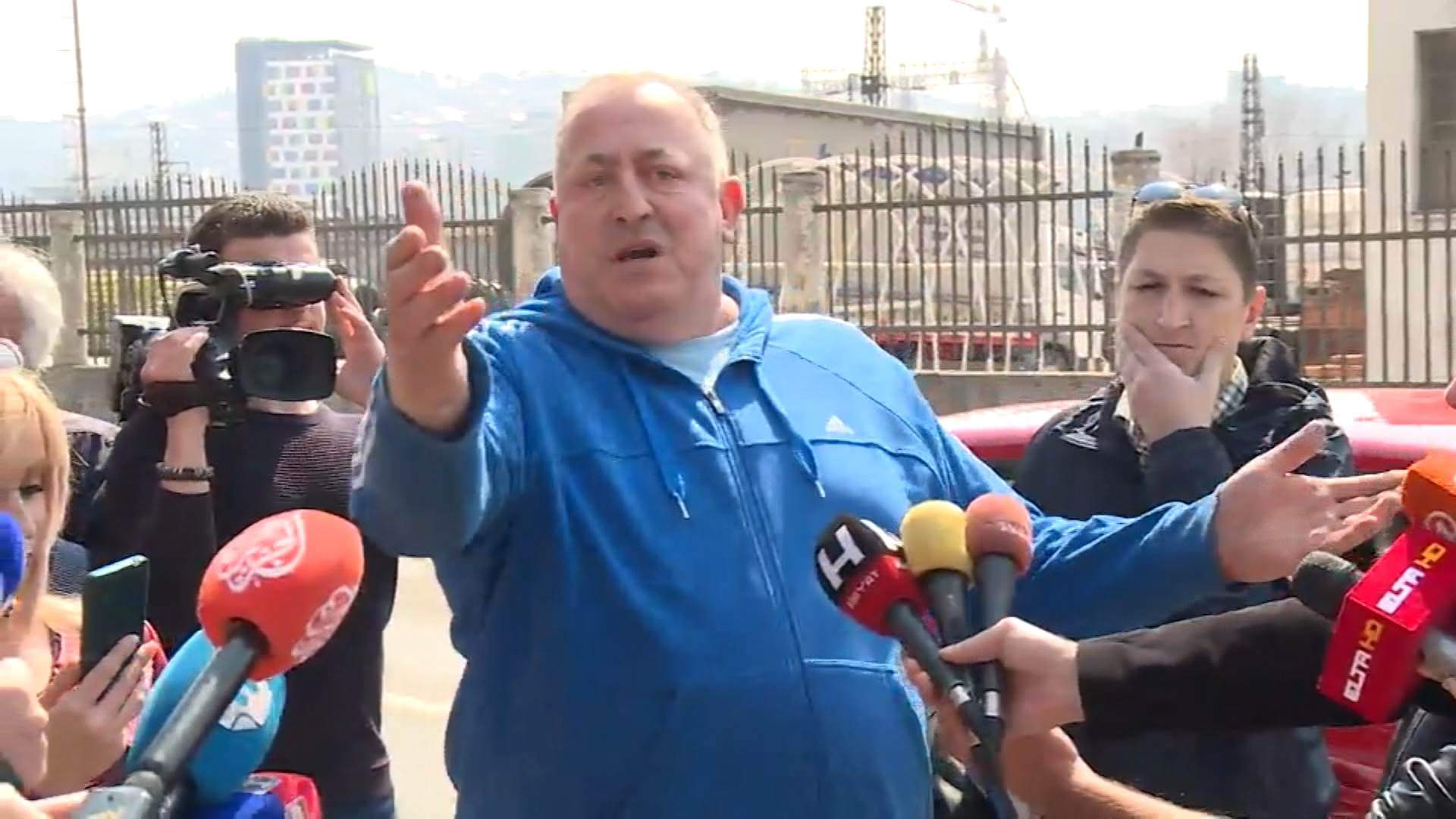 Član SDA verbalno napao novinare ispred firme Huse Ćesira